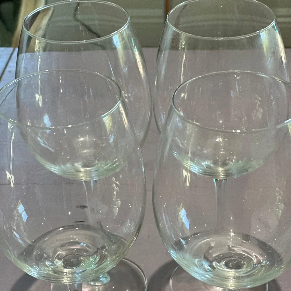 Williams Sonoma 4 wine glasses